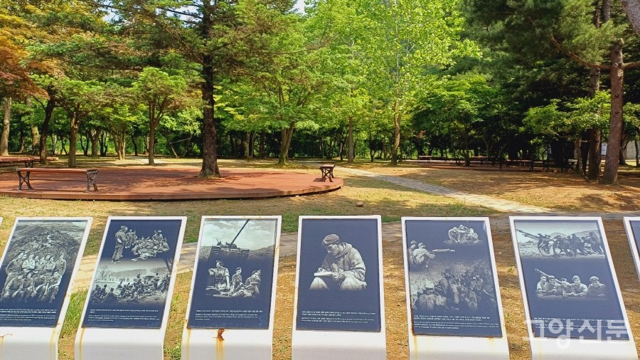 한국전쟁 참전용사들의 사진이 장식된 '영국군 설마리전투 추모공원' 설치물. 