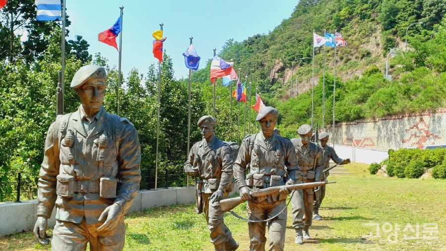 전장을 행군하는 영국군 로이스터 연대 장병들의 모습을 재연한 동상. 