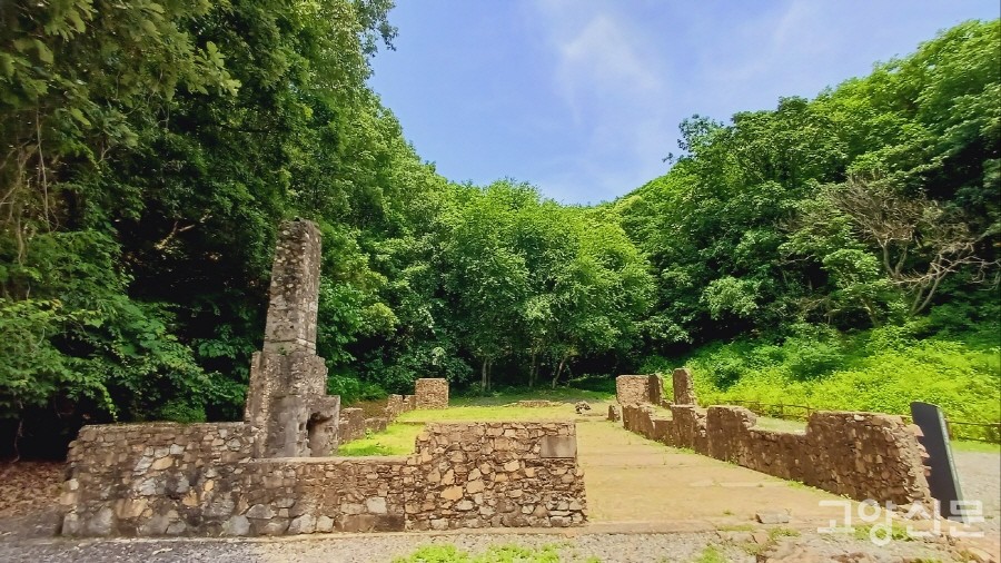임진강 남쪽에 자리한 연천 유엔군 화장장시설. 벽체는 무너졌지만, 우뚝한 굴뚝은 옛 모습 그대로 남아있다.