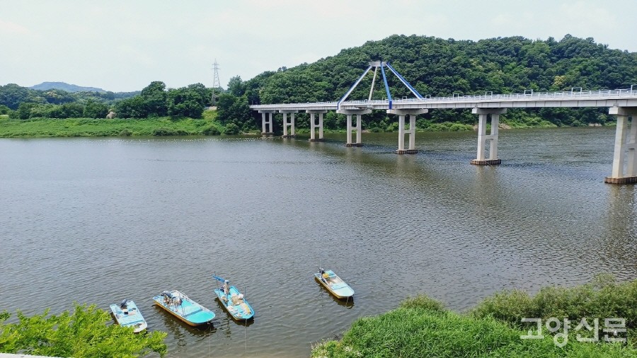 고요히 흐르는 임진강 강물을 가로지르고 있는 리비교. 한국전쟁 당시 미군이 임진강에 놓은 11개의 다리들 중 유일하게 보존된 다리다. 
