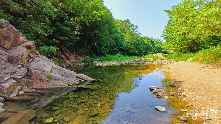 영국군 설마리전투 추모공원 뒤편을 흐르는 맑은 시냇물. 
