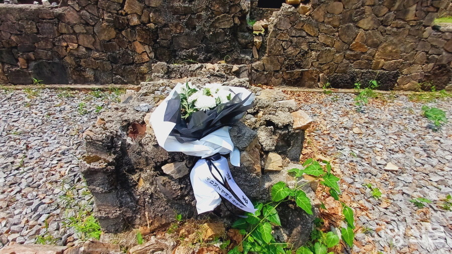 무너져내린 유엔군 화장장 잔해 위에 놓인 추모 꽃다발. 