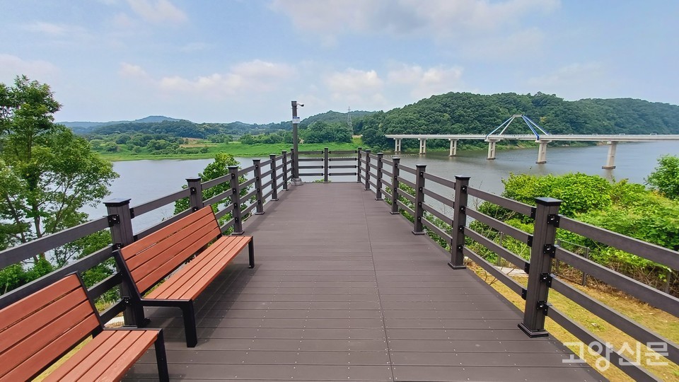 전망대에서 바라본 리비교와 임진강. 