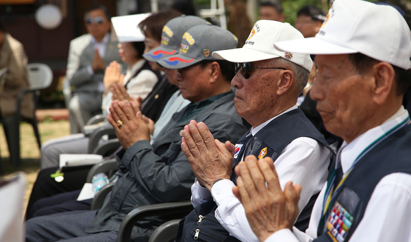 위령재에 참석해 순국선열과 호국영령들의 숭고한 희생에 넋을 기리는 보훈단체 회원들. 