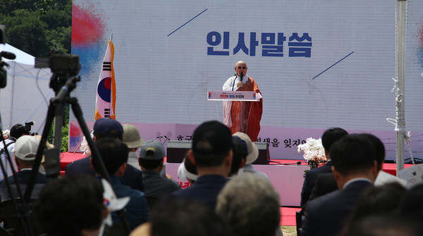 위령재를 주관한 고양길상사 보산 주지스님이 인사말을 하고 있다.