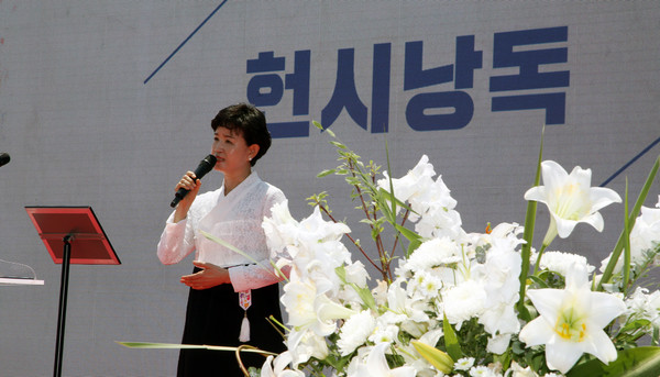 ‘넋은 별이 되고’를 서금희 시인의 낭독하고 있다.