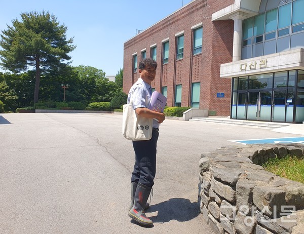 서기복 회장이 교육이 열리는 다산관으로 들어서고 있다.