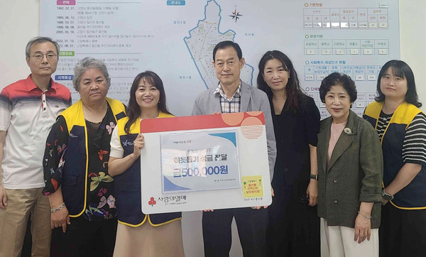 풍동상가번영회가 지역의 어려운 이웃을 위해 풍산동에 성금을 기탁했다.