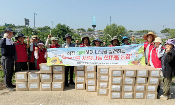 장항1동이 사랑나눔 한마음농장에서 감자를 수확했다. 이날 캔 감자는 지역의 경로당 등에 전달된다.