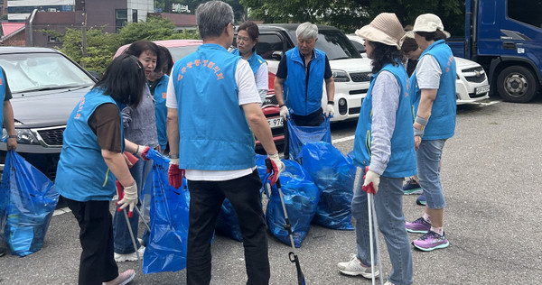 행주동 통장협의회가 ‘클린데이’ 환경정화 활동을 하고 있다. 