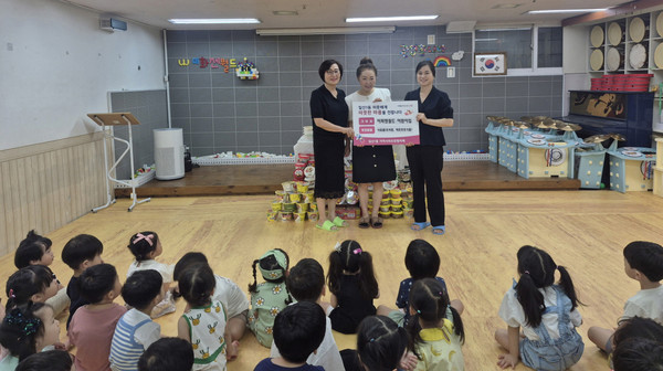 이화젠월드어린이집은 저소득층 가정을 위한 후원물품을 일산1동에 전달했다.