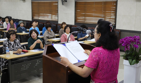 김영화 신도농협 여성대학 회장이 수료사를 하고 있다.