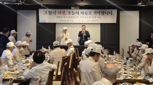 국가유공자들을 위해 수건 300개를  전달한 신세계안과 한병준 실장(양복)이 인사말을 전하고 있다.