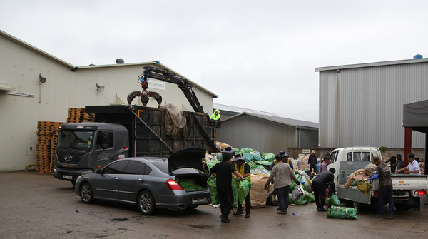 이날 은 다양한 이동수단으로 조합원들이 재활용자재를 옮겼다.