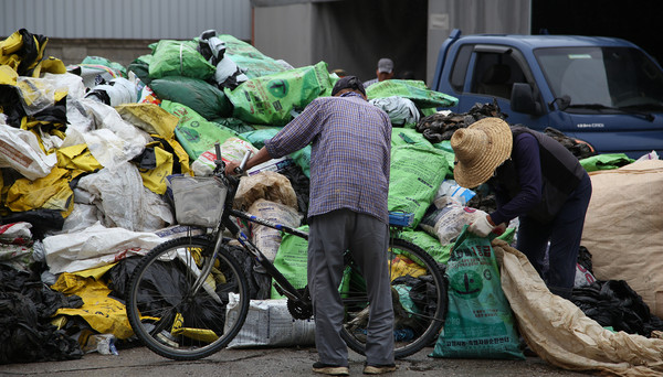 자전거에 폐농자재를 가져온 고령 조합원.