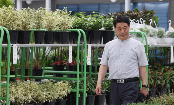 늘 현장을 돌아보는 유석룡 조합장. 농가를 위하고 고객을 생각하며 직원들과 소통하는 현장형 조합장이다.