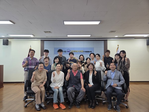 ​중부대 학생들은 지난 19일 고양시의회 영상회의실에서 '고양무형문화유산 동영상 발표회'를 갖고 참가자들과 기념사진을 찍었다. [사진제공=황용재]