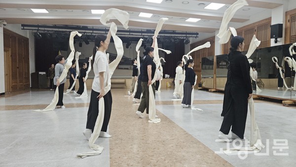 고양문화원 대강당에서 시나위춤을 배우고 있는 학생들