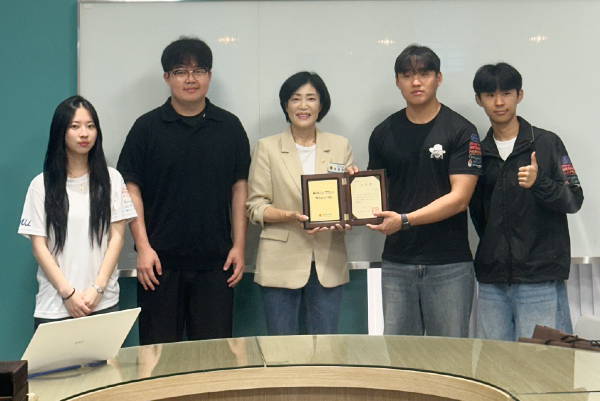 최우수상을 받은 ‘한국항공대 자작자동차 동아리 카우보이와 함께 하는 움직이는 과학 교실’ 팀 학생들이 시상자인 이경혜 경기도의원(사진 가운데)과 기념촬영을 했다. 