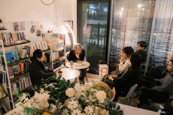 서점 단향에서 독자와의 만남 프로그램이 진행되고 있다.