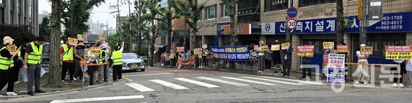 27일 집회 현장에는 주최 측 추산 100여 명의 수분양자들이 모여 목소리를 높였다.