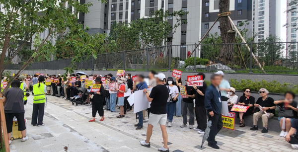 입주예정자들은 지난 21일 해당 오피스텔 앞에서 첫 집회를 열었다. [사진 제공 =풍동 주민]