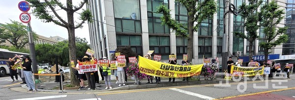 오는 30일 입주를 앞에 둔 더샵 일산엘로이 입주예정자들이 27일 고양시청 앞에서 '제대로 된 공사 완료'를 촉구하며 목소리를 높였다.