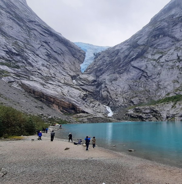 노르웨이 서부 요스테달빙하 국립공원(Jostedalsbreen Nasjonalpark)에 위치한 브릭스달 빙하 6월 모습 . 빙하의 크기가 매년 줄어들고 있다. [사진=이철규 북유럽특파원]