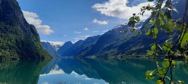 노르웨이 여름 브릭스달 빙하 가는길, 에머랄드빛 강물과 설산이 조화를 이루고 있다. [사진 = 이철규 북유럽특파원]