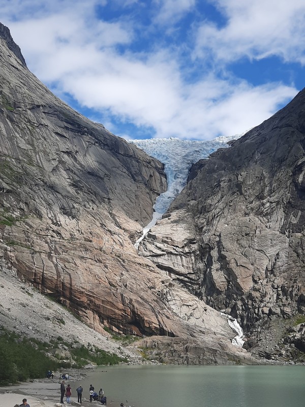 브릭스달 빙하 2024년 여름 방문 사진. 올 6월 사진에 비해 빙하가 바위산 아래로 전진해 있음을 육안으로 확인할 수 있다. [사진 =이철규 북유럽특파원]