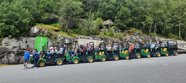 빙하를 보기위해 트롤카(Troll car)를 타고있는 관광객들. [사진=이철규 북유럽특파원]
