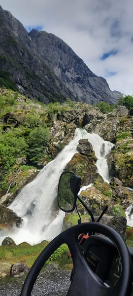 빙하 가는길 트롤카에서 바로 본 브릭스달 폭포. [사진=이철규 북유럽특파원]