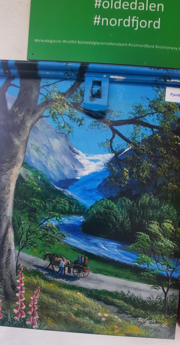 브릭스달 빙하 안내소에 설치된 우체통에 그려진 100여년 전의 브릭스달빙하 풍경. [사진=이철규 북유럽특파원]