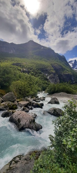 브릭스달 빙하 가는길, 에머랄드 빛 강물. [사진= 이철규 북유럽특파원]