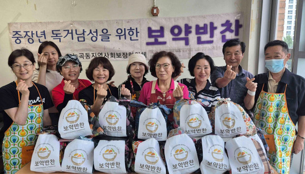 능곡동 지역사회보장협의체가 중장년 독거남성 가구에 직접 만든 밑반찬을 나눴다.