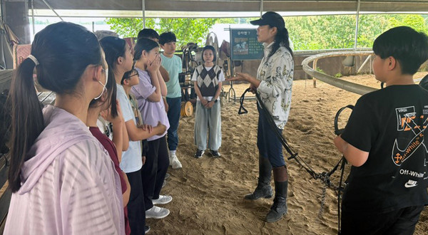 덕양행신종합사회복지관이 ‘마(馬)음을 타는 아이들’의 1회기 승마체험 활동을 진행하고 있다.