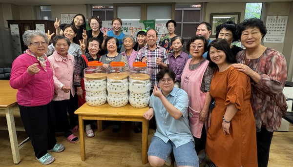 중산2동 지역사회보장협의체가 ‘사랑담은 매실청 담그기’ 사업을 진행했다.
