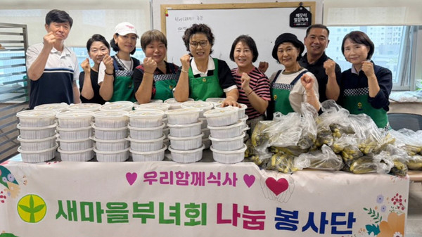 식사동 새마을부녀회가 열무김치와 오이김치를 취약계층 가구에 전달했다.