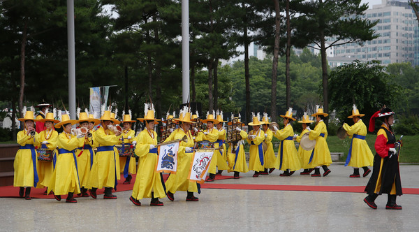 고양문화원 취타대가 첫공연을 하고 있다.