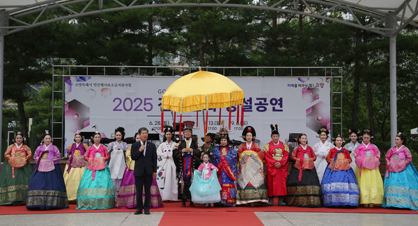 시니어모델들이 한복 의상을 입고 무대를 돈 후 김용규 고양문화원장이 인사말을 하고 있다.