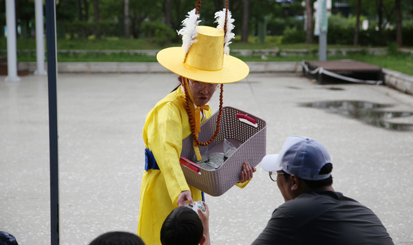 공연 중간에는 고양문화원이 준비한 떡을 관객들에게 나눠줬다.