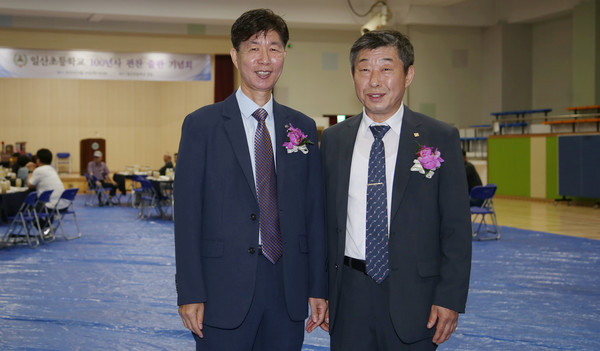 박광석 100년사 편찬추진위원장(왼쪽)과 유양수 총동문회장(오른쪽)이 환한 미소로 동문들을 맞이했다.