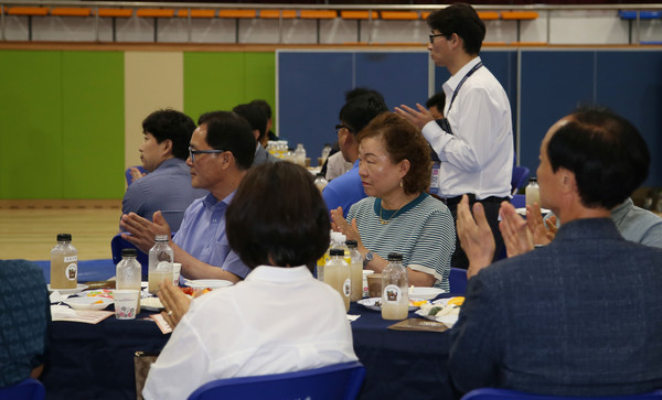 많은 동문들이 참석해 출판기념회를 축하하며 박수를 보냈다.