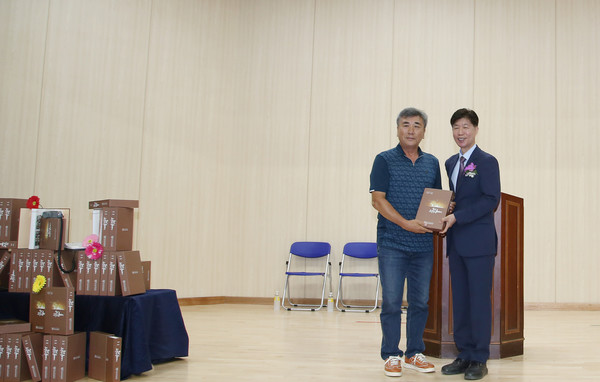 일산초교 동문 대표로 나온 동문에게 100년사가 전달됐다.