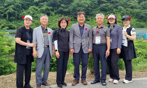 강원도민회 집행부와 영월군수 김삿각면장, 고진경 회장이 함께 자리했다.