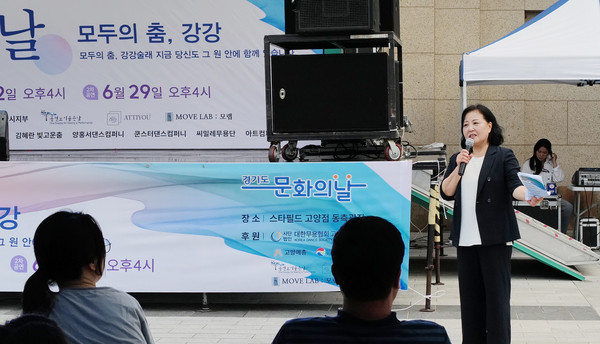 장미영 라움무용단장이 인사말을 전하고 있다.