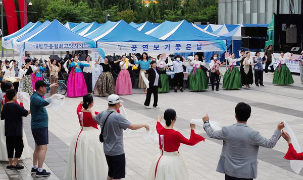 우선영 공연보기좋은날 대표(가운데 검은색)가 강강술래를 지휘하고 있다.