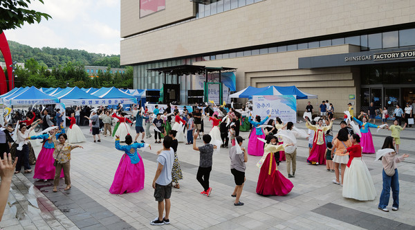 춤추기 좋은날은 모든 참여자와 시민들이 하나된 '공연 보기 좋은날'의 강강술래가 진행됐다.