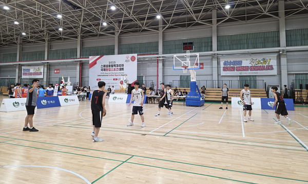 고양시재활스포츠센터 팀들이 경기를 하고 있다.