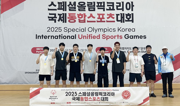 고양시재활스포츠센터팀이 파이팅을 하고 있다.